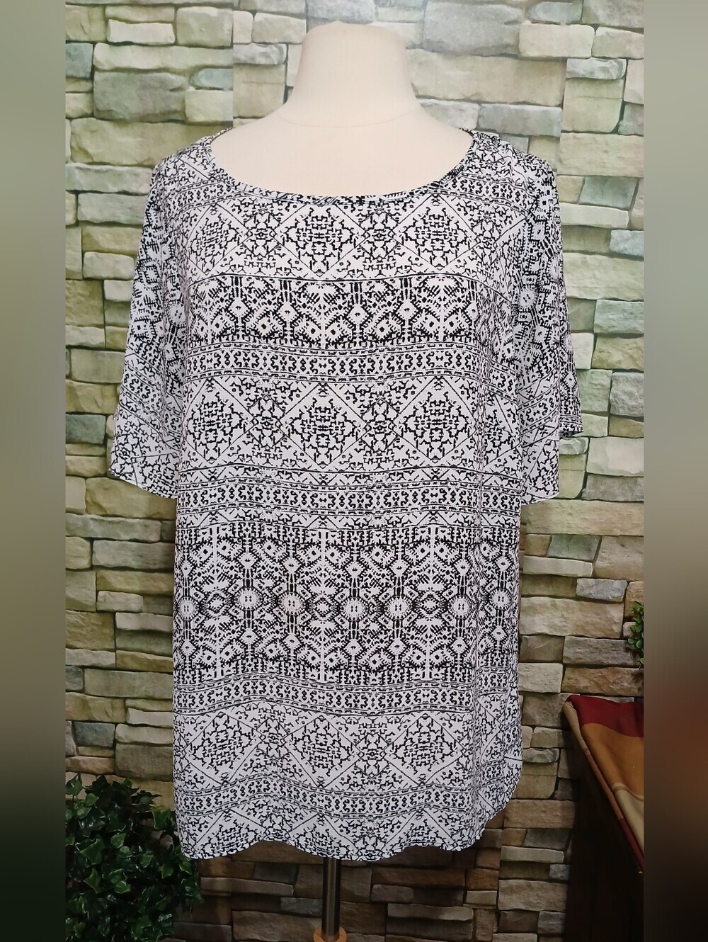 Violet & Claire 1X Black White Geometric Printed Flowy Blouse